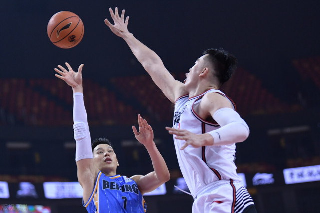 广东宏远训练开放日，训练课后更衣室发声引观众欢呼，欧冠在即，控场能力成焦点的简单介绍